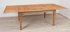 Tavolo in legno massiccio di noce con piano intarsiato e piallato finitura al naturale con 2 allunghi