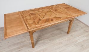 Tavolo in legno massiccio di noce con piano intarsiato e piallato finitura al naturale con 2 allunghi