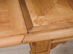Tavolo in legno massiccio di noce con piano intarsiato e piallato finitura al naturale con 2 allunghi