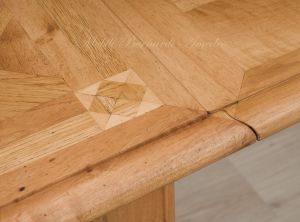 Tavolo in legno massiccio di noce con piano intarsiato e piallato finitura al naturale con 2 allunghi