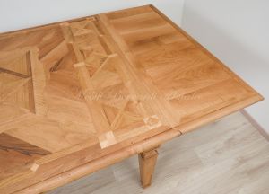Tavolo in legno massiccio di noce con piano intarsiato e piallato finitura al naturale con 2 allunghi
