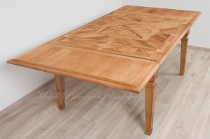 Tavolo in legno massiccio di noce con piano intarsiato e piallato finitura al naturale con 2 allunghi