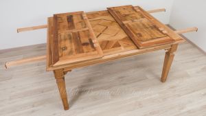 Tavolo in legno massiccio di noce con piano intarsiato e piallato finitura al naturale con 2 allunghi
