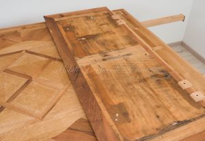 Tavolo in legno massiccio di noce con piano intarsiato e piallato finitura al naturale con 2 allunghi