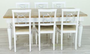 Tavolo da pranzo in legno massiccio con finitura piallata e gambe colore bianco anticato