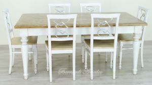 Tavolo da pranzo in legno massiccio con finitura piallata e gambe colore bianco anticato