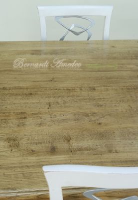 Tavolo da pranzo in legno massiccio con finitura piallata e gambe colore bianco anticato