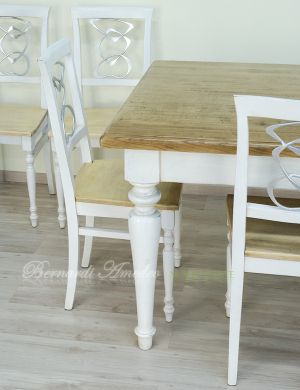 Tavolo da pranzo in legno massiccio con finitura piallata e gambe colore bianco anticato