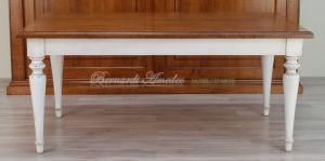 Tavolo in legno massiccio stile country con piano in rovere e gambe tornite colore bianco
