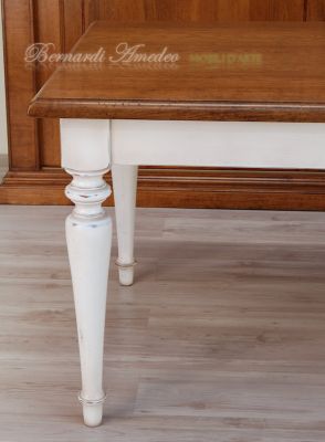Tavolo in legno massiccio stile country con piano in rovere e gambe tornite colore bianco