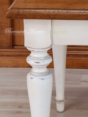 Tavolo in legno massiccio stile country con piano in rovere e gambe tornite colore bianco