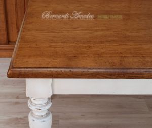 Tavolo in legno massiccio stile country con piano in rovere e gambe tornite colore bianco