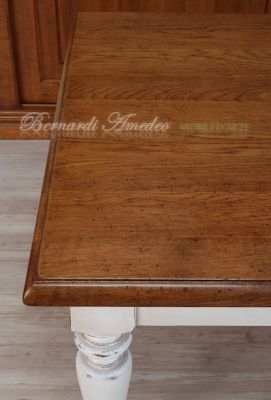 Tavolo in legno massiccio stile country con piano in rovere e gambe tornite colore bianco
