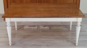 Tavolo in legno massiccio stile country con piano in rovere e gambe tornite colore bianco