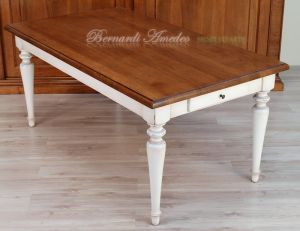 Tavolo in legno massiccio stile country con piano in rovere e gambe tornite colore bianco