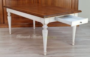 Tavolo in legno massiccio stile country con piano in rovere e gambe tornite colore bianco