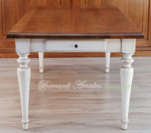 Tavolo in legno massiccio stile country con piano in rovere e gambe tornite colore bianco