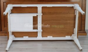 Tavolo in legno massiccio stile country con piano in rovere e gambe tornite colore bianco