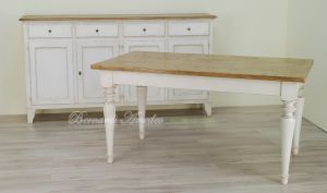 Tavolo in legno massello realizzato su misura stile country finitura tipo provenzale piallata