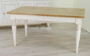 Tavolo in legno massello realizzato su misura stile country finitura tipo provenzale piallata