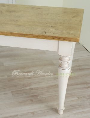 Tavolo in legno massello realizzato su misura stile country finitura tipo provenzale piallata