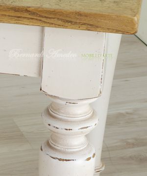 Tavolo in legno massello realizzato su misura stile country finitura tipo provenzale piallata