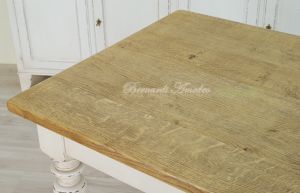 Tavolo in legno massello realizzato su misura stile country finitura tipo provenzale piallata