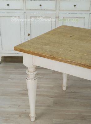 Tavolo in legno massello realizzato su misura stile country finitura tipo provenzale piallata