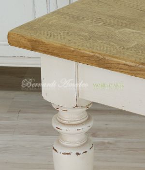 Tavolo in legno massello realizzato su misura stile country finitura tipo provenzale piallata