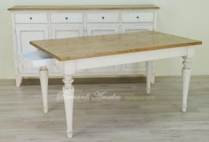 Tavolo in legno massello realizzato su misura stile country finitura tipo provenzale piallata