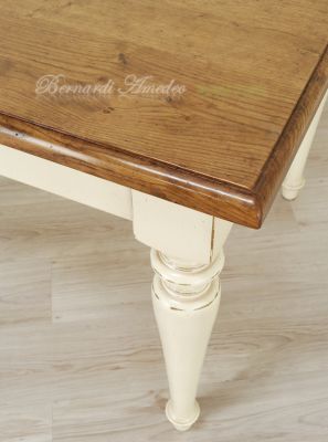 Tavolo artigianale in stile country - provenzale da cucina con top in rovere massiccio e basamento colore bianco