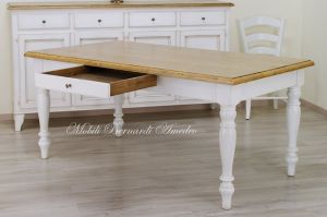 Tavolo da cucina con gambe tornite e prolunghe esterne realizzato in legno massiccio stile country - provenzale con finitura rovere chiaro e bianco