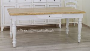 Tavolo da cucina con gambe tornite e prolunghe esterne realizzato in legno massiccio stile country - provenzale con finitura rovere chiaro e bianco