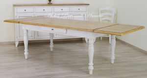 Tavolo da cucina con gambe tornite e prolunghe esterne realizzato in legno massiccio stile country - provenzale con finitura rovere chiaro e bianco