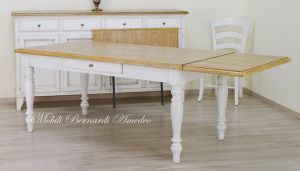 Tavolo da cucina con gambe tornite e prolunghe esterne realizzato in legno massiccio stile country - provenzale con finitura rovere chiaro e bianco