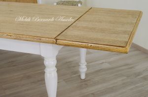 Tavolo da cucina con gambe tornite e prolunghe esterne realizzato in legno massiccio stile country - provenzale con finitura rovere chiaro e bianco