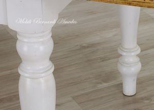 Tavolo da cucina con gambe tornite e prolunghe esterne realizzato in legno massiccio stile country - provenzale con finitura rovere chiaro e bianco