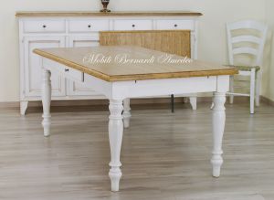 Tavolo da cucina con gambe tornite e prolunghe esterne realizzato in legno massiccio stile country - provenzale con finitura rovere chiaro e bianco