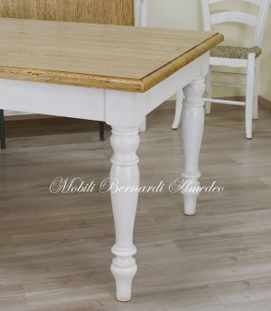 Tavolo da cucina con gambe tornite e prolunghe esterne realizzato in legno massiccio stile country - provenzale con finitura rovere chiaro e bianco