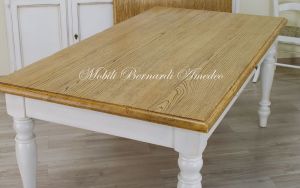 Tavolo da cucina con gambe tornite e prolunghe esterne realizzato in legno massiccio stile country - provenzale con finitura rovere chiaro e bianco