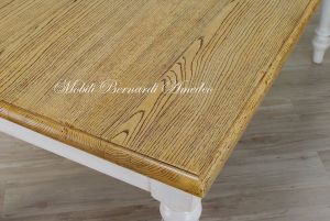 Tavolo da cucina con gambe tornite e prolunghe esterne realizzato in legno massiccio stile country - provenzale con finitura rovere chiaro e bianco
