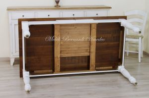 Tavolo da cucina con gambe tornite e prolunghe esterne realizzato in legno massiccio stile country - provenzale con finitura rovere chiaro e bianco