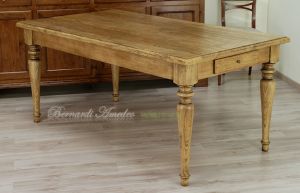 Tavolo da pranzo con gambe tornite costruito interamente in legno massiccio di rovere con dimensioni e finiture personalizzabili