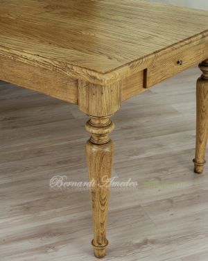 Tavolo da pranzo con gambe tornite costruito interamente in legno massiccio di rovere con dimensioni e finiture personalizzabili