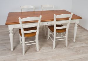 Tavolo massiccio stile country con piano in noce nazionale e gambe tornite colore bianco anticato