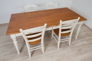 Tavolo massiccio stile country con piano in noce nazionale e gambe tornite colore bianco anticato