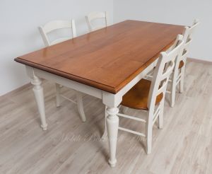 Tavolo massiccio stile country con piano in noce nazionale e gambe tornite colore bianco anticato