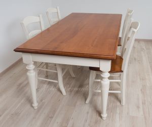 Tavolo massiccio stile country con piano in noce nazionale e gambe tornite colore bianco anticato