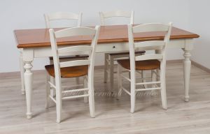 Tavolo massiccio stile country con piano in noce nazionale e gambe tornite colore bianco anticato
