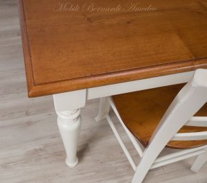 Tavolo massiccio stile country con piano in noce nazionale e gambe tornite colore bianco anticato